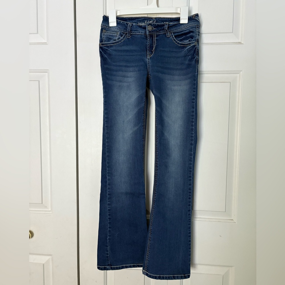 Junior’s blue jeans with cool pockets
